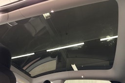 harmaa Tesla Model Y 2024 kuva 16.
