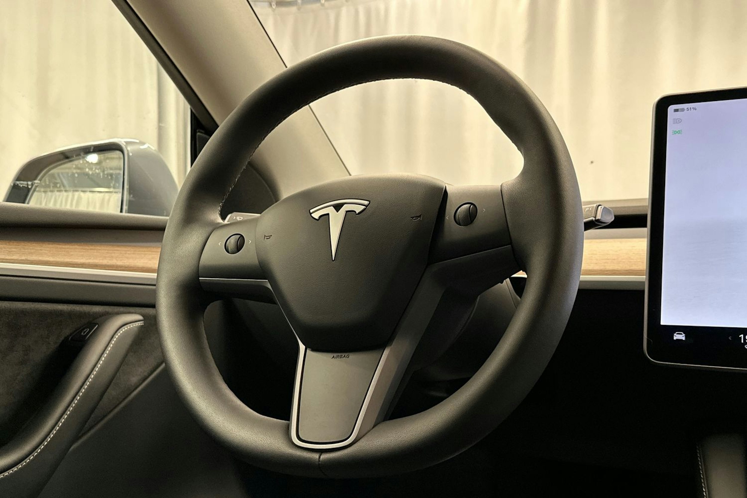 harmaa Tesla Model Y 2024 kuva 17.