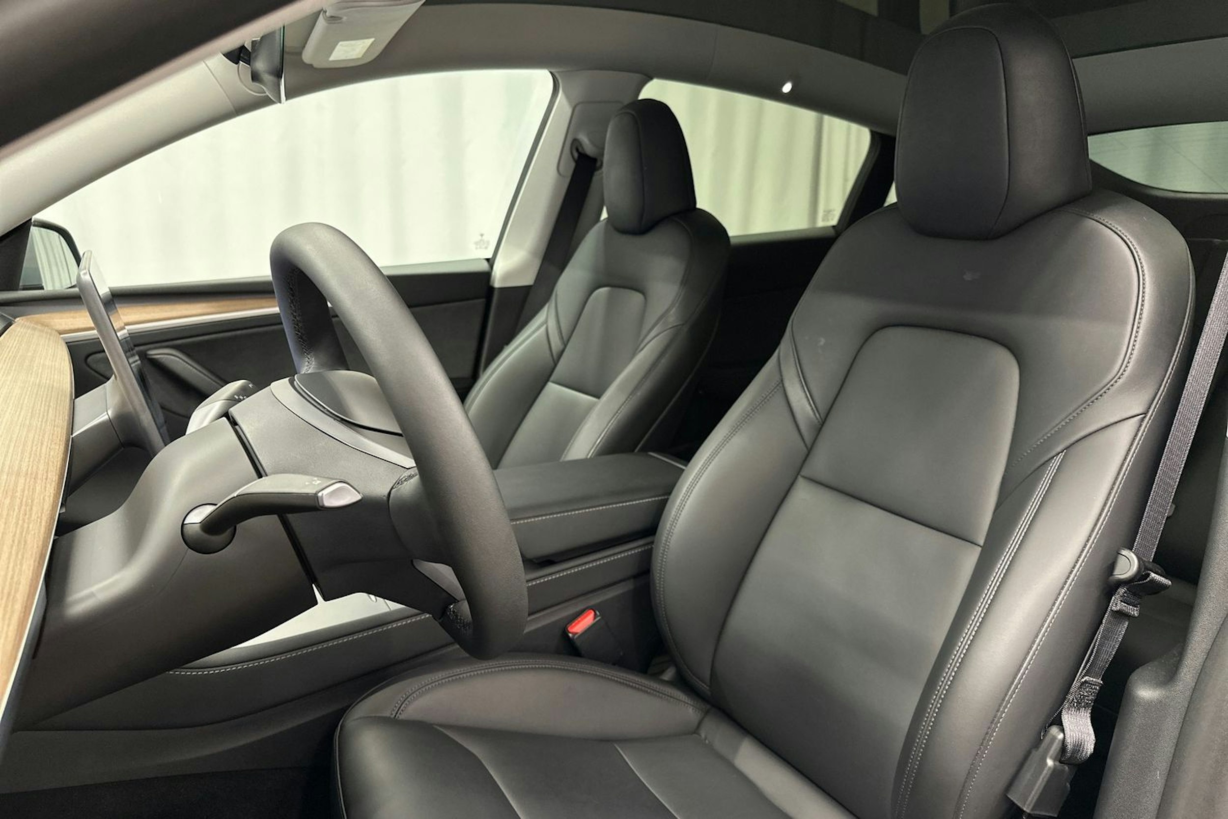 harmaa Tesla Model Y 2024 kuva 18.
