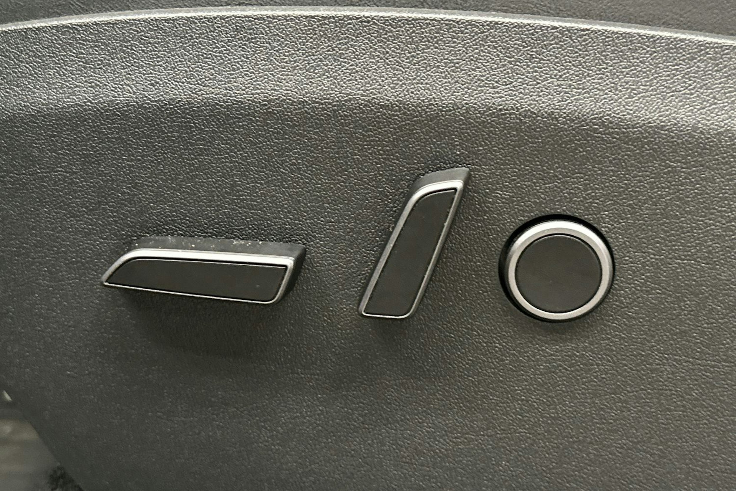 harmaa Tesla Model Y 2024 kuva 19.