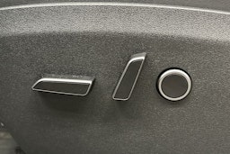 harmaa Tesla Model Y 2024 kuva 19.