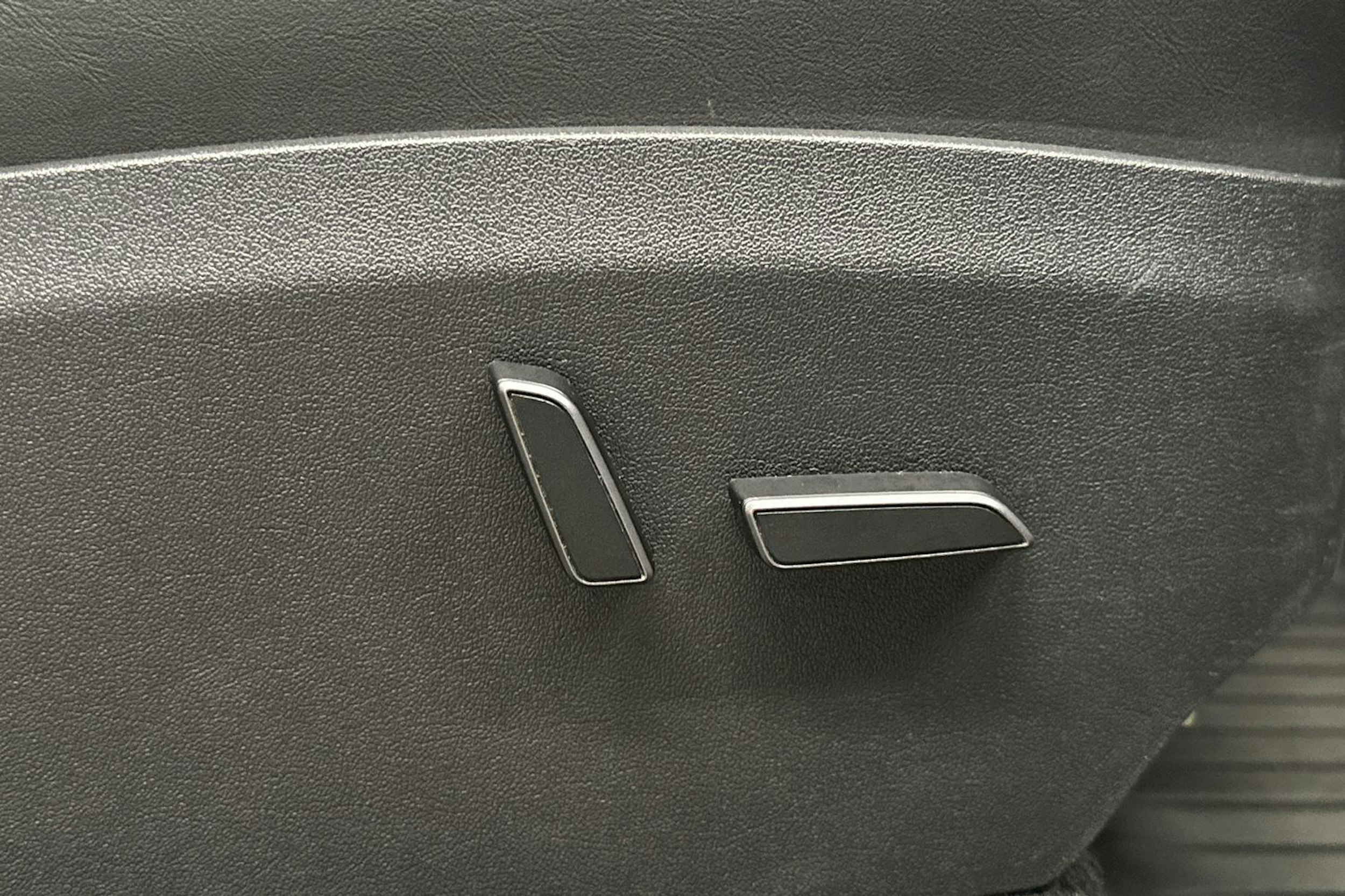 harmaa Tesla Model Y 2024 kuva 20.