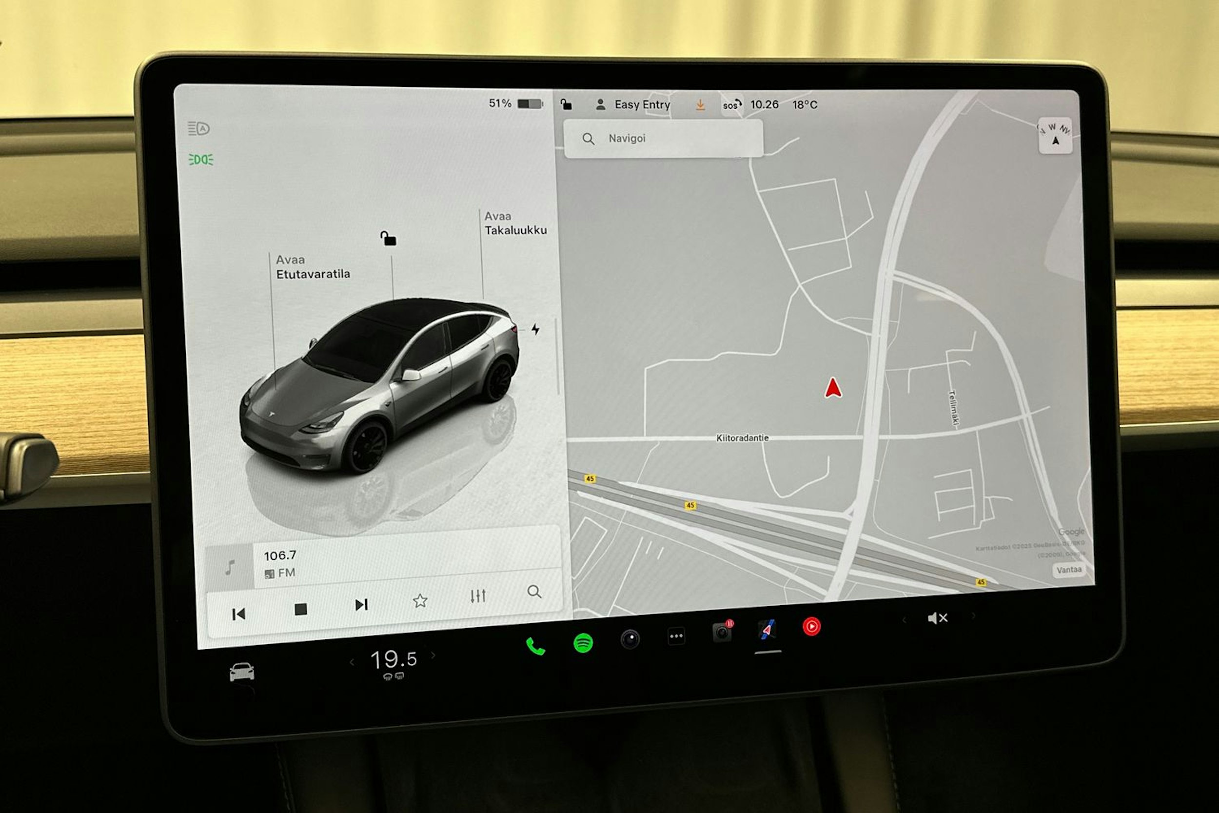 harmaa Tesla Model Y 2024 kuva 21.