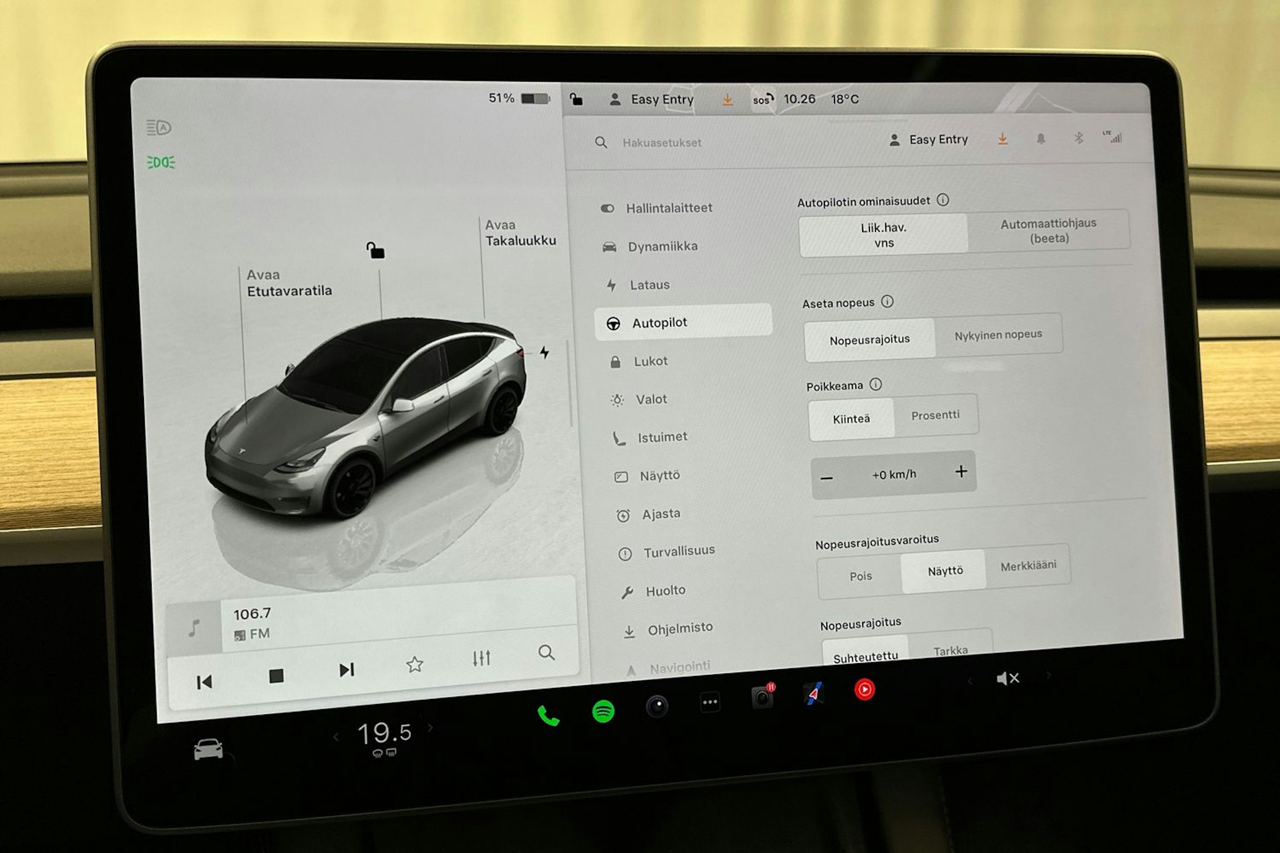 harmaa Tesla Model Y 2024 kuva 22.