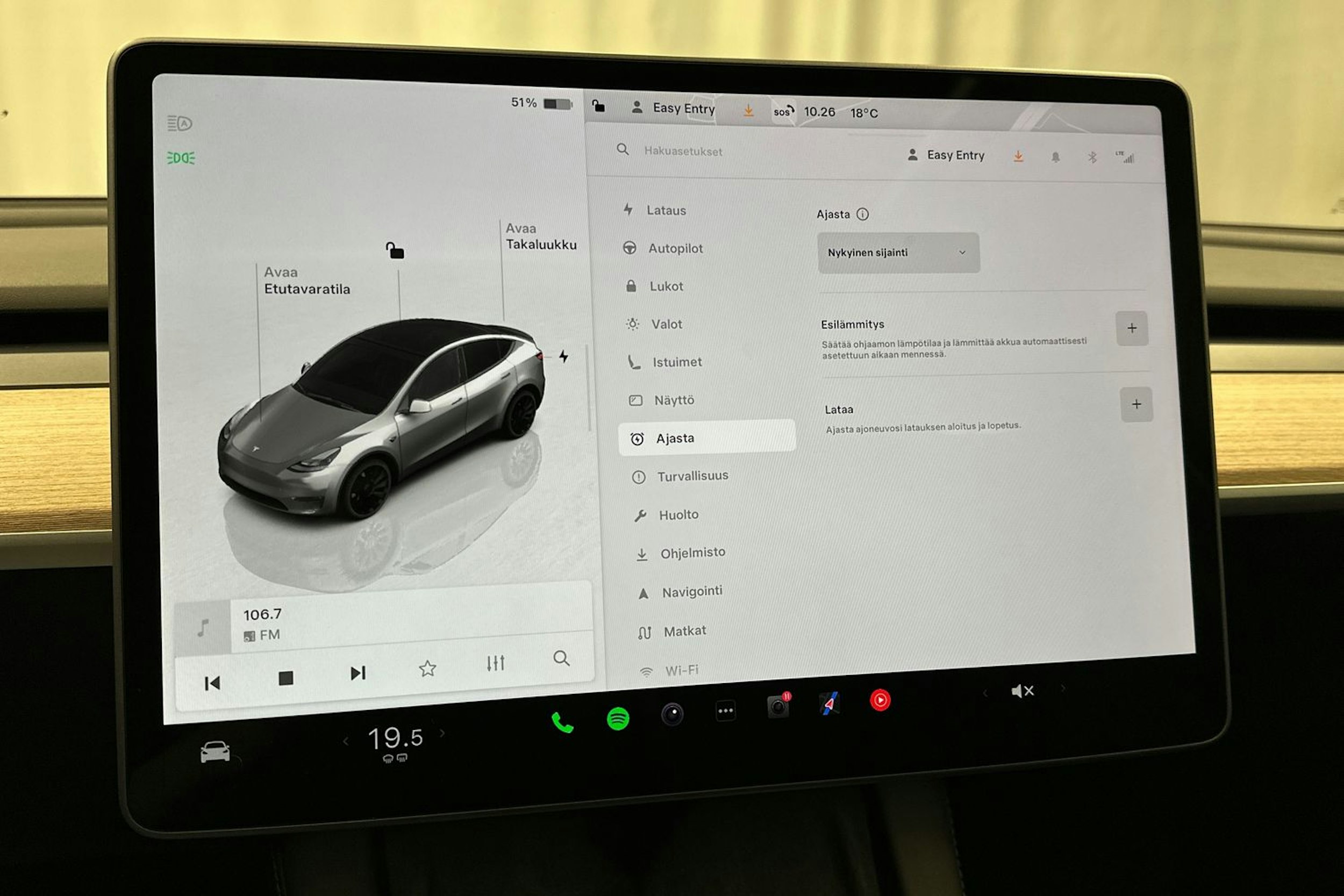harmaa Tesla Model Y 2024 kuva 24.