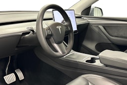 harmaa Tesla Model Y 2024 kuva 7.