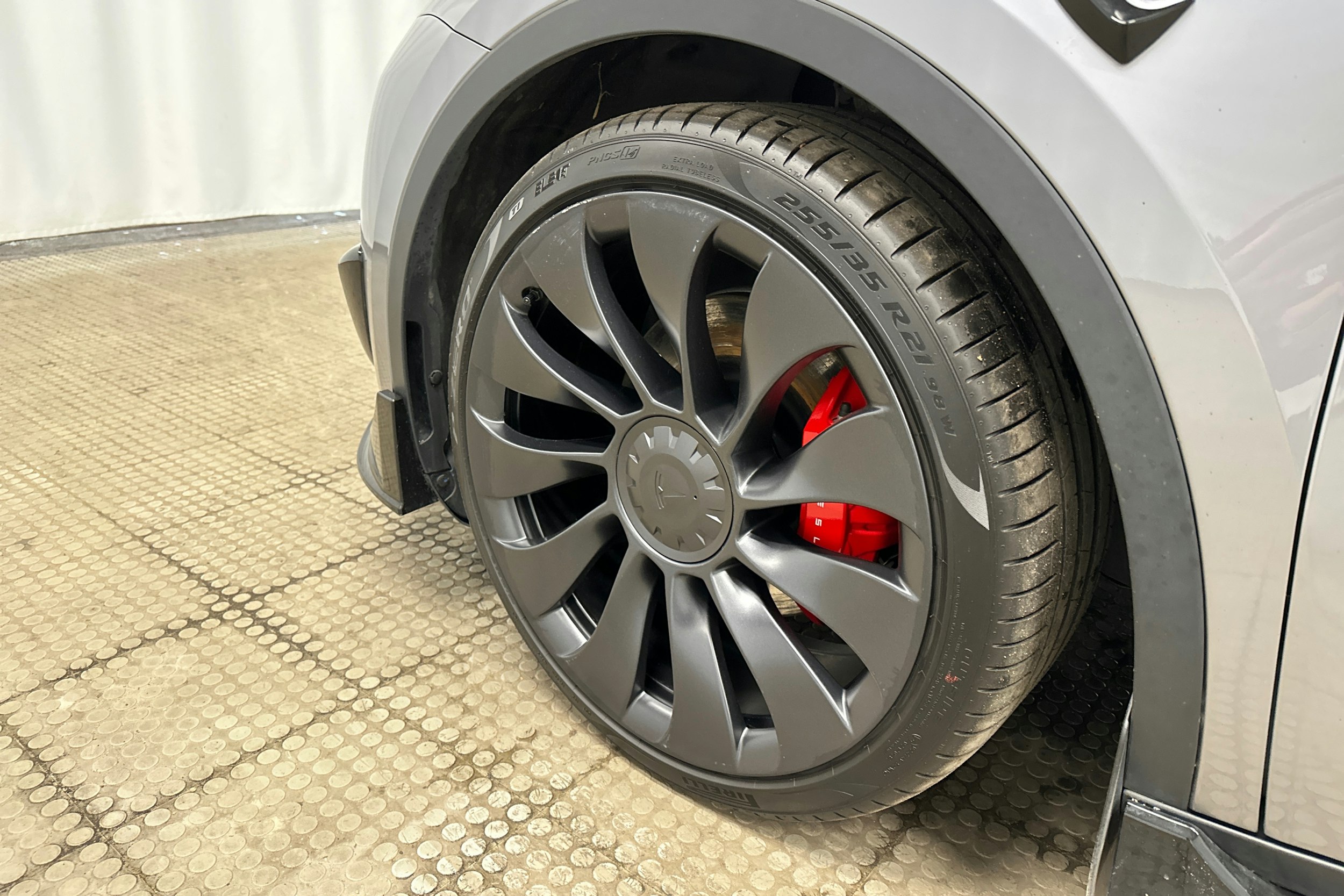 harmaa Tesla Model Y 2024 kuva 11.