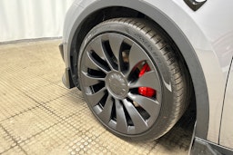 harmaa Tesla Model Y 2024 kuva 11.
