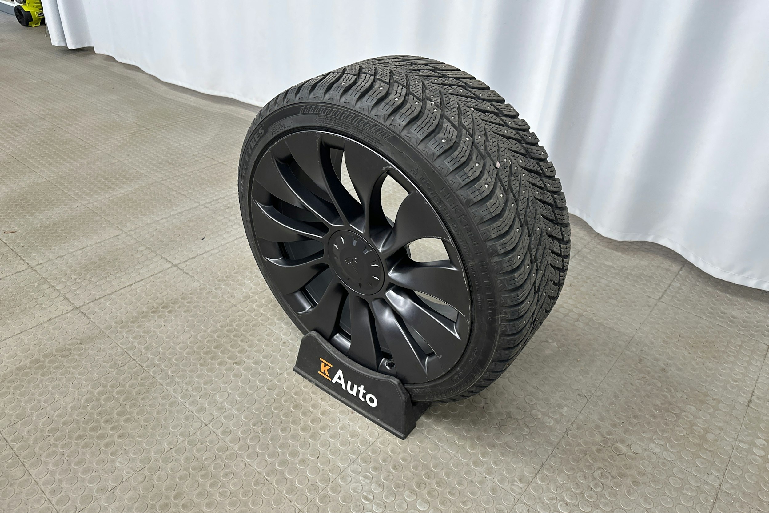 harmaa Tesla Model Y 2024 kuva 13.