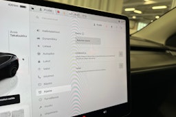 harmaa Tesla Model Y 2024 kuva 16.
