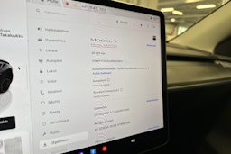harmaa Tesla Model Y 2024 kuva 17.