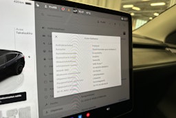 harmaa Tesla Model Y 2024 kuva 18.