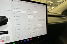 harmaa Tesla Model Y 2024 kuva 22.