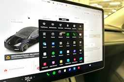 harmaa Tesla Model Y 2024 kuva 23.