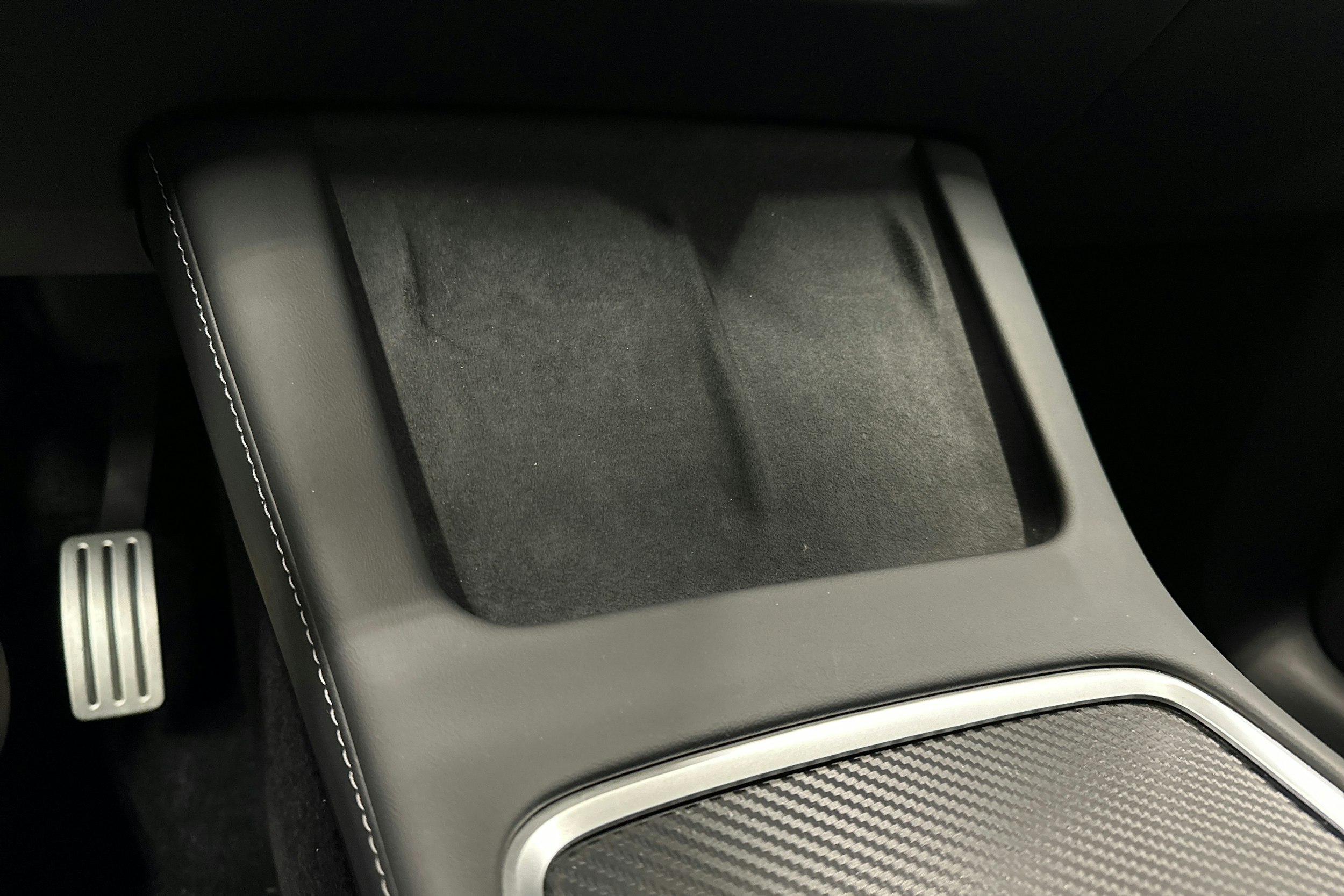 harmaa Tesla Model Y 2024 kuva 24.
