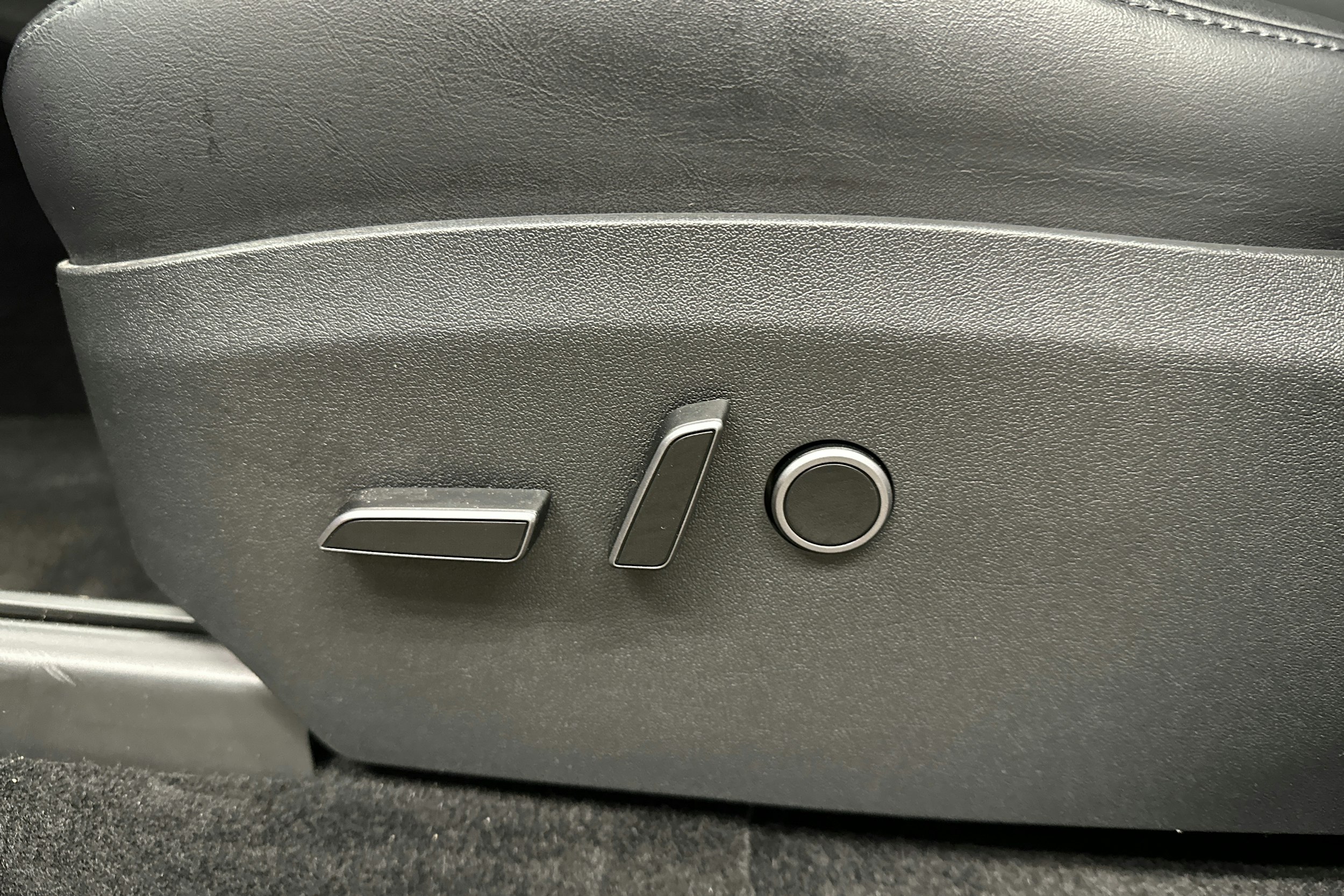 harmaa Tesla Model Y 2024 kuva 27.