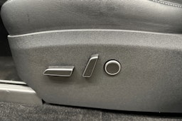 harmaa Tesla Model Y 2024 kuva 27.