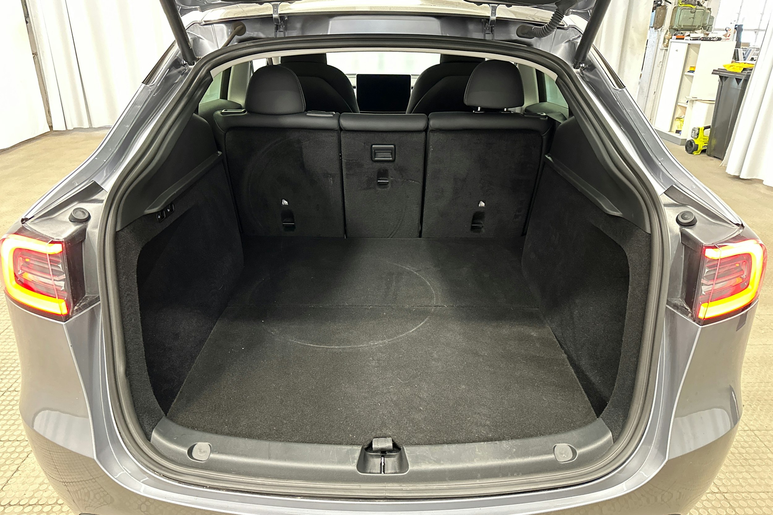 harmaa Tesla Model Y 2024 kuva 28.