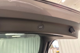 harmaa Tesla Model Y 2024 kuva 29.