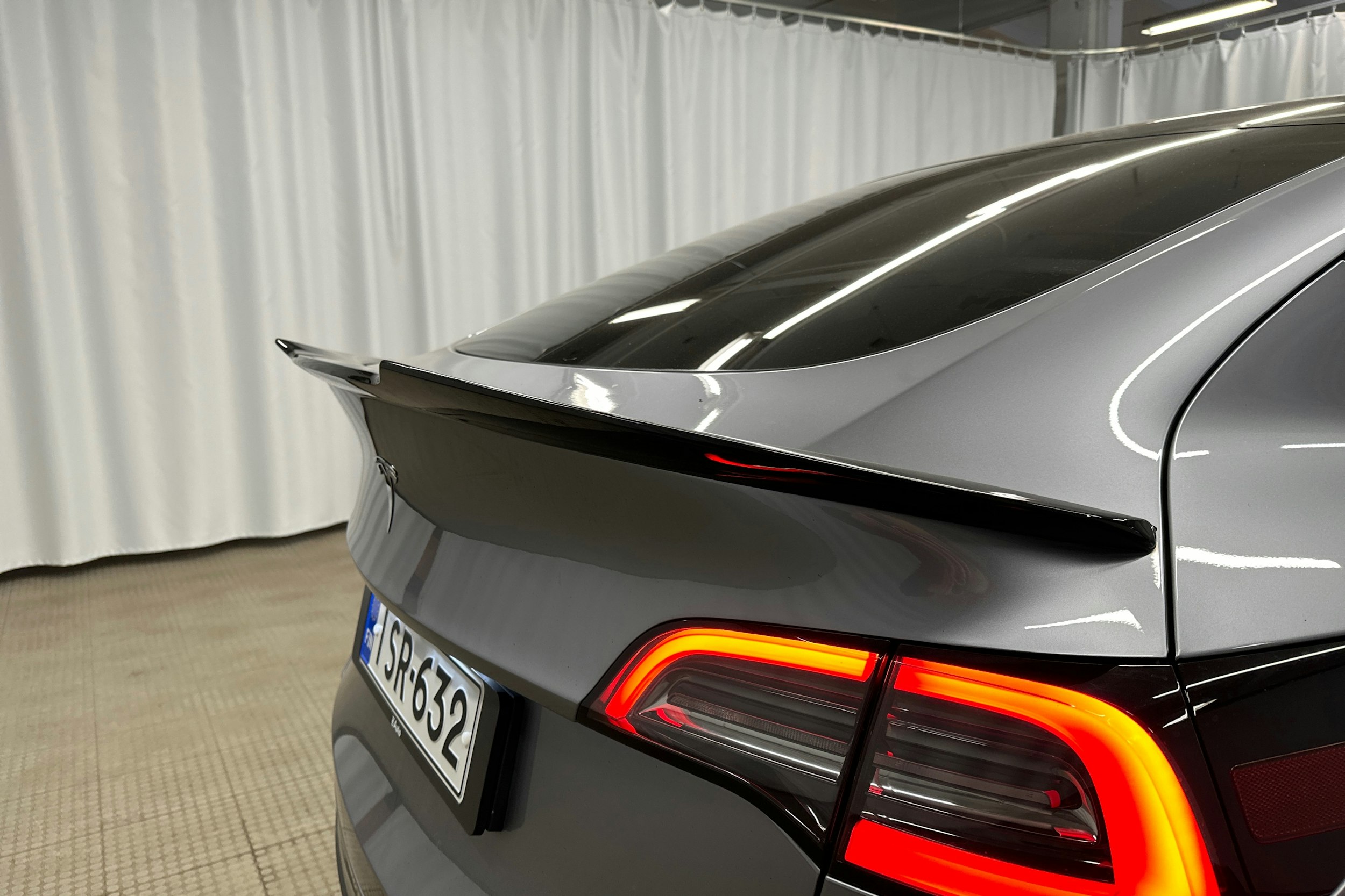 harmaa Tesla Model Y 2024 kuva 31.
