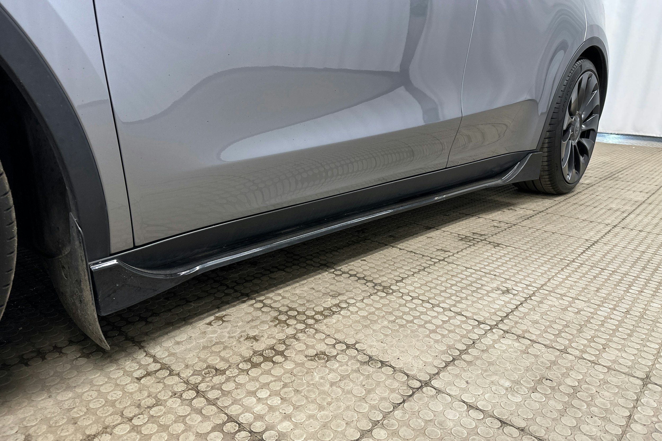 harmaa Tesla Model Y 2024 kuva 32.