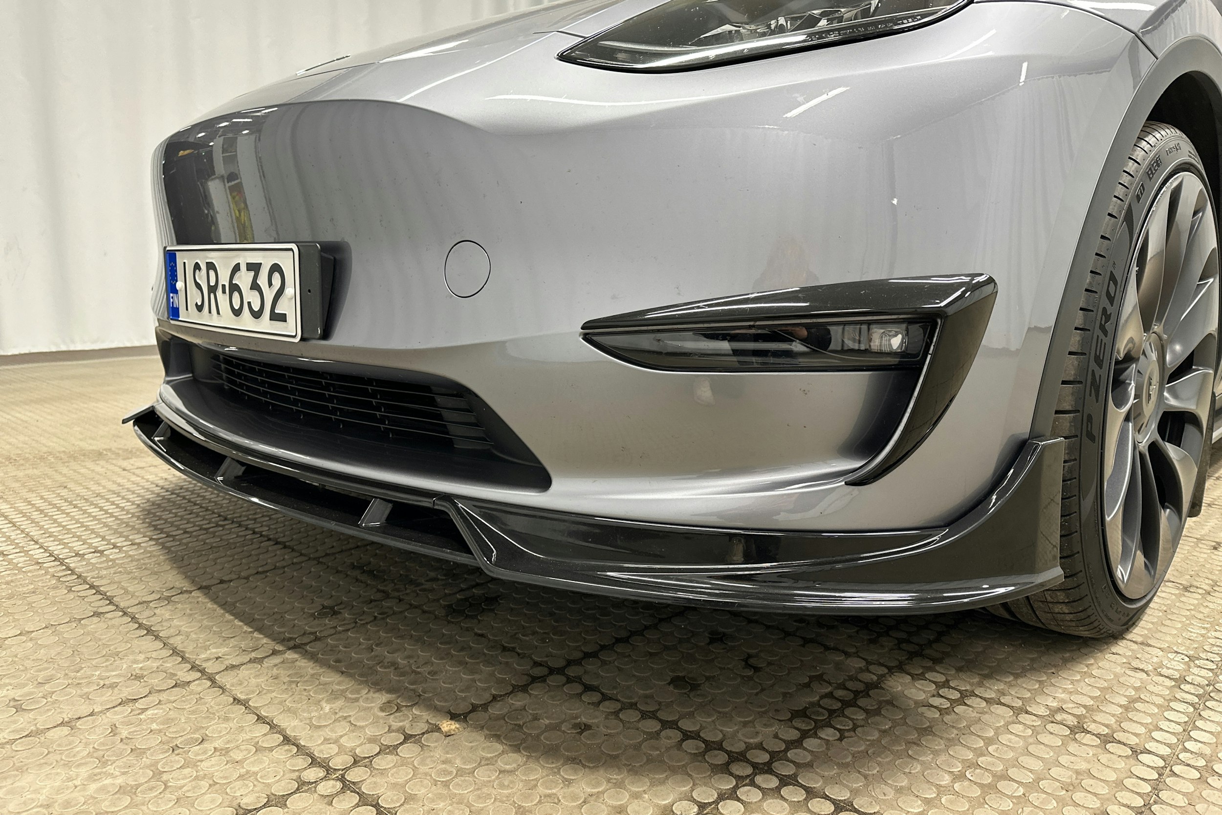 harmaa Tesla Model Y 2024 kuva 33.