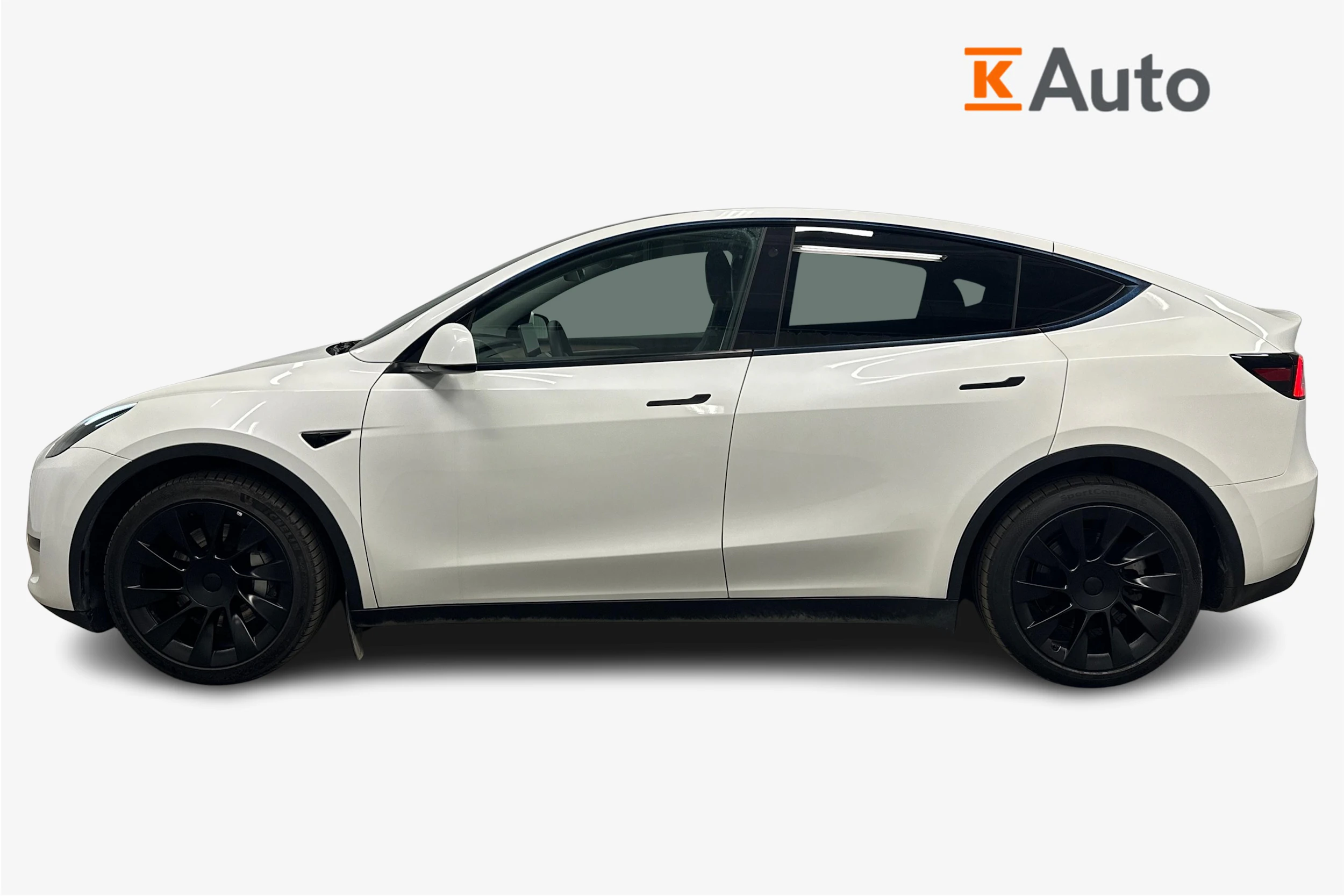 valkoinen Tesla Model Y 2024 kuva 7.