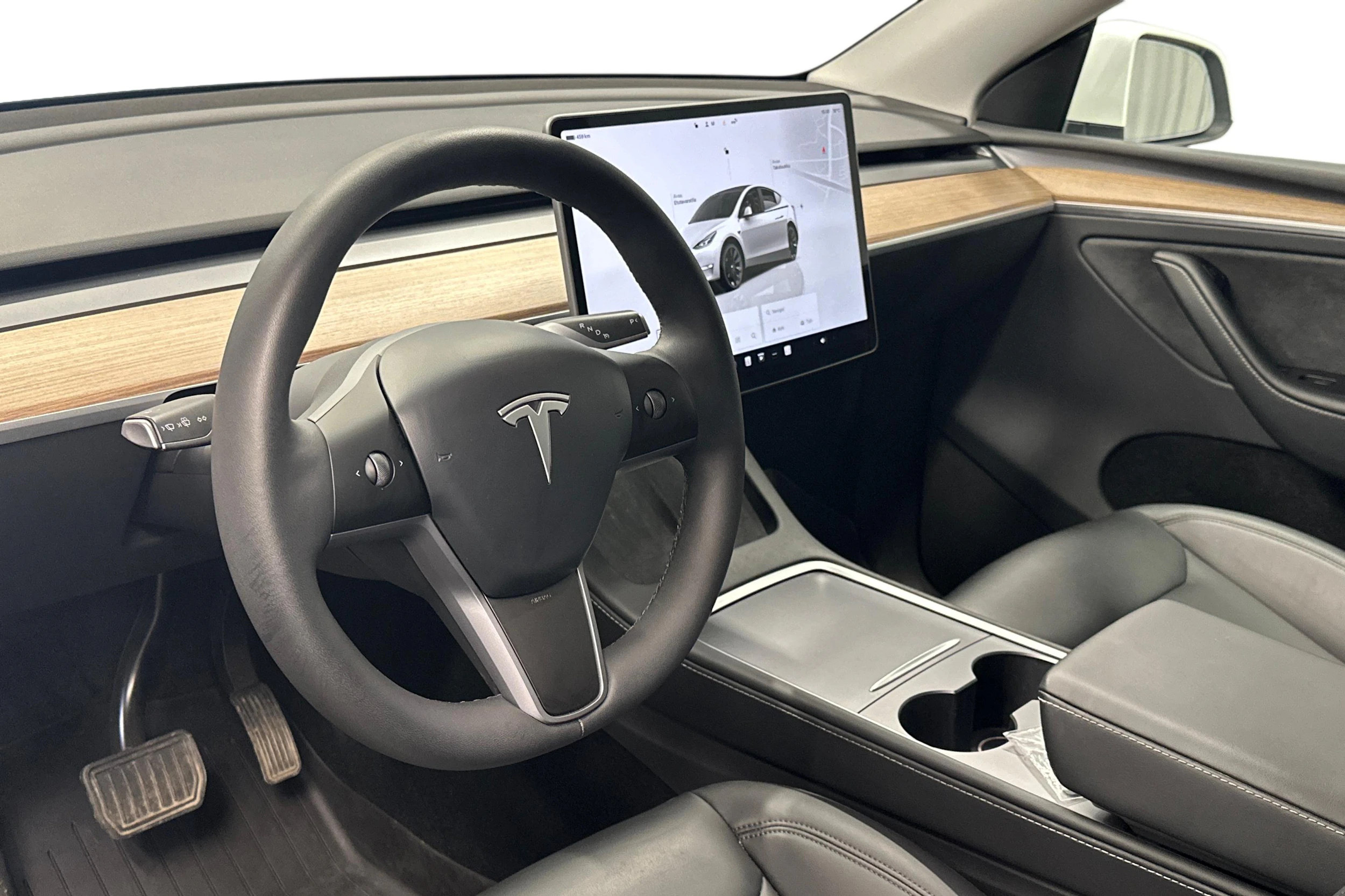 valkoinen Tesla Model Y 2024 kuva 8.