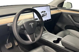 valkoinen Tesla Model Y 2024 kuva 8.