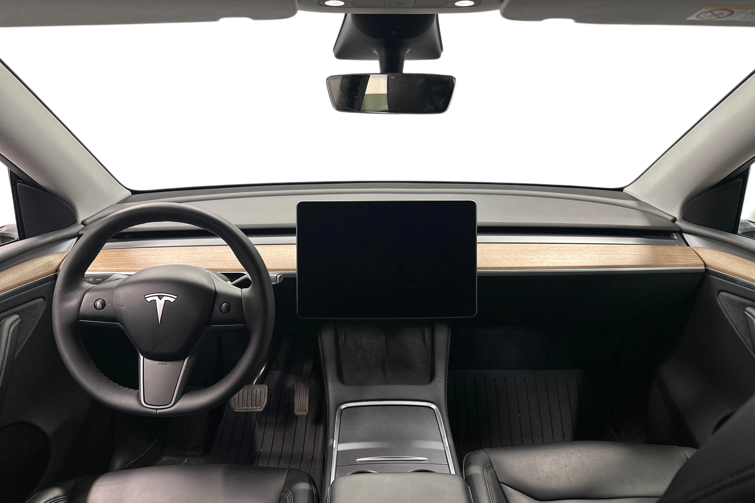 valkoinen Tesla Model Y 2024 kuva 9.