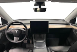 valkoinen Tesla Model Y 2024 kuva 9.