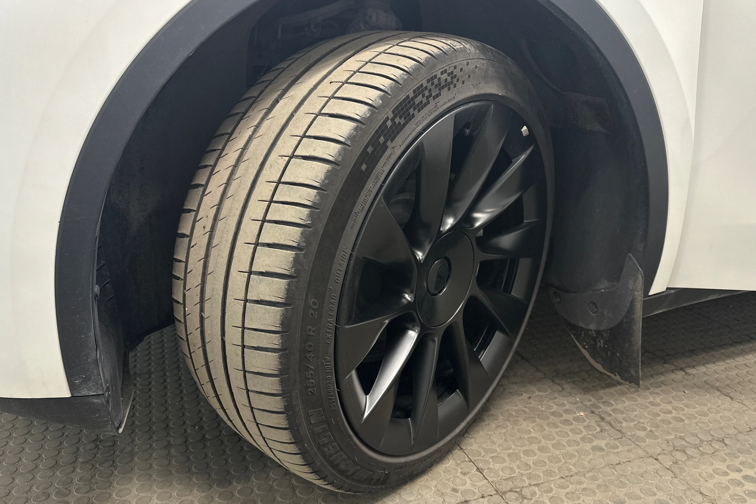 valkoinen Tesla Model Y 2024 kuva 13.