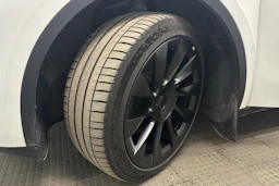 valkoinen Tesla Model Y 2024 kuva 13.