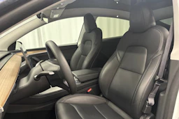 valkoinen Tesla Model Y 2024 kuva 15.