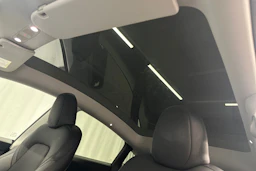 valkoinen Tesla Model Y 2024 kuva 16.