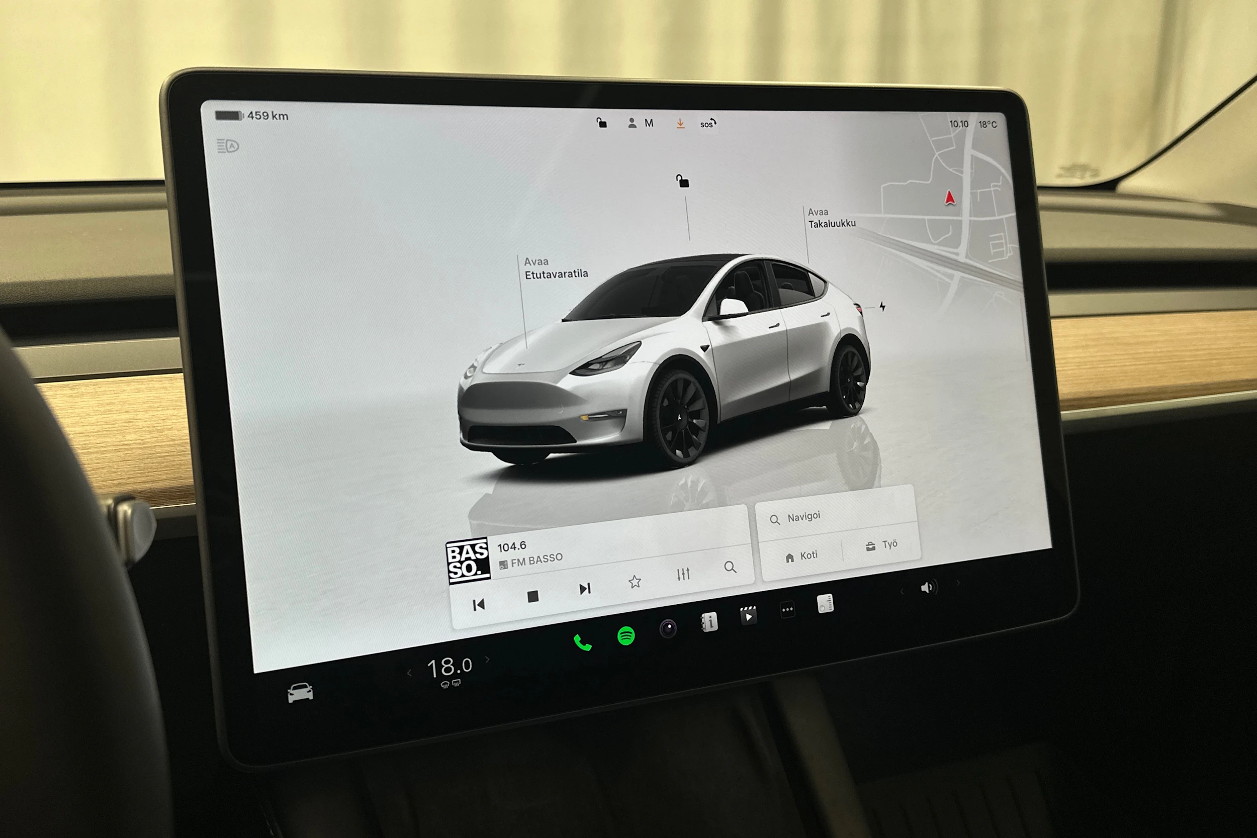 valkoinen Tesla Model Y 2024 kuva 17.