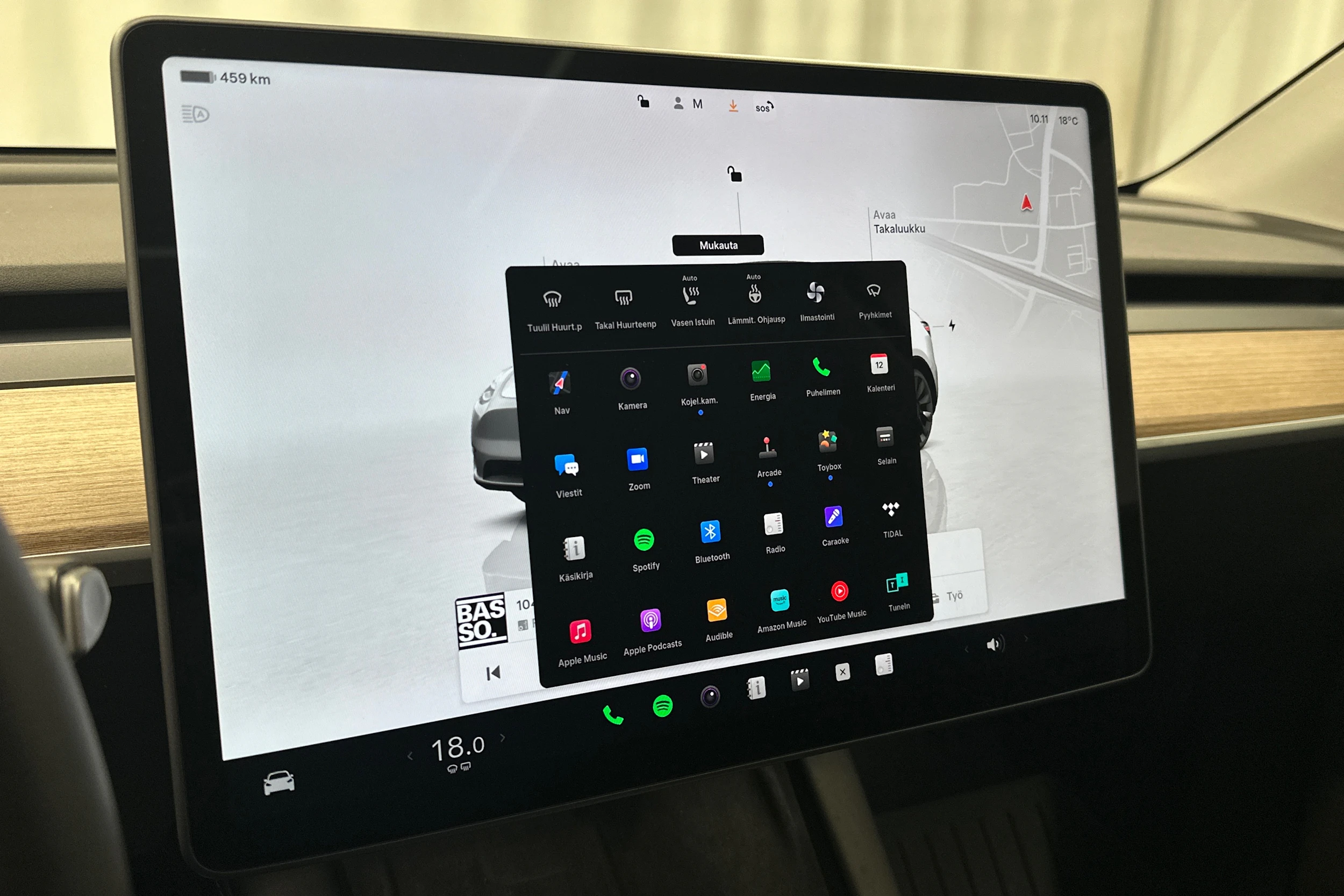 valkoinen Tesla Model Y 2024 kuva 18.