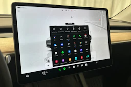 valkoinen Tesla Model Y 2024 kuva 18.