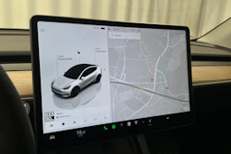 valkoinen Tesla Model Y 2024 kuva 19.