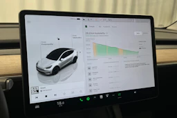 valkoinen Tesla Model Y 2024 kuva 21.