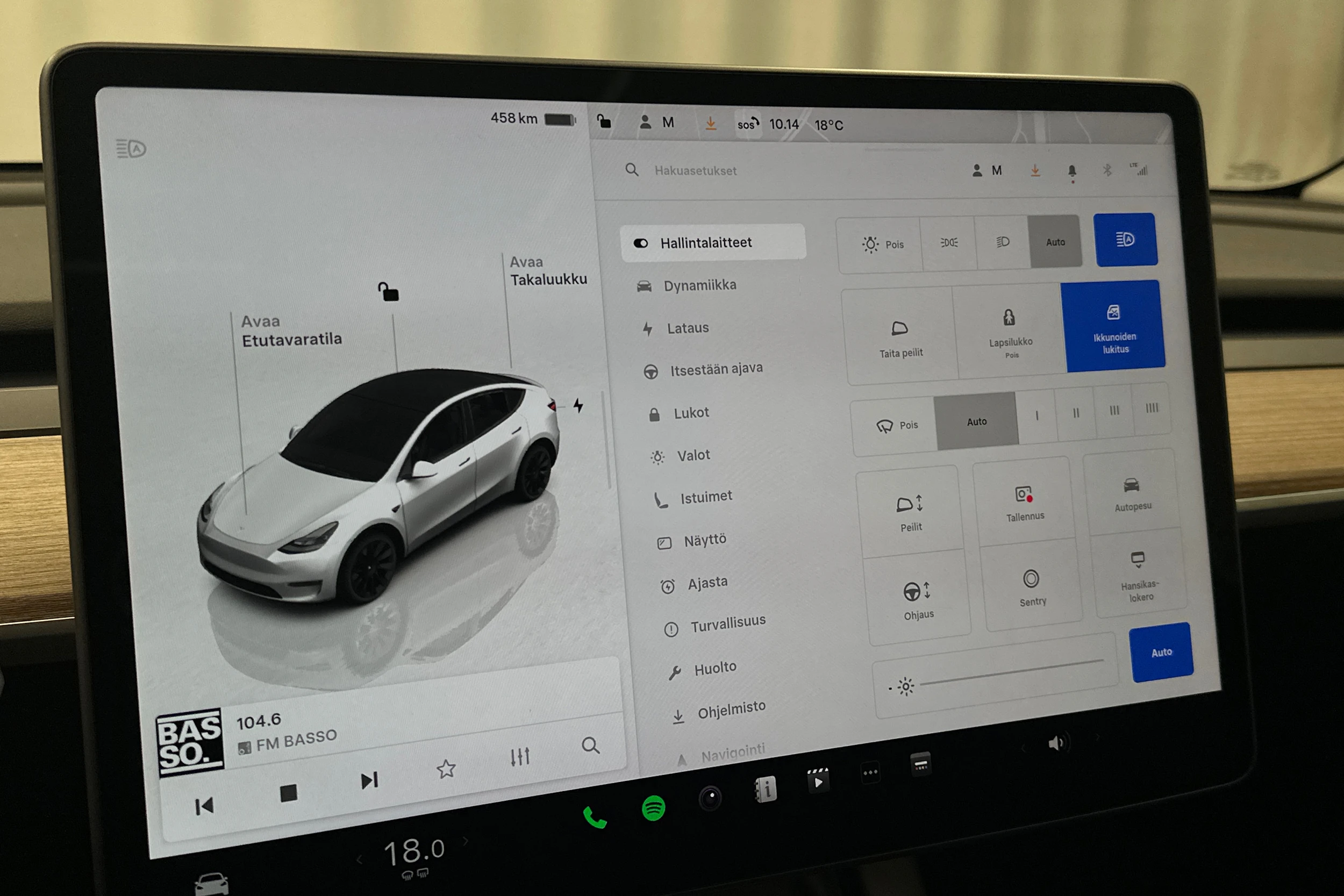 valkoinen Tesla Model Y 2024 kuva 22.