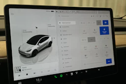 valkoinen Tesla Model Y 2024 kuva 22.
