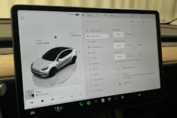 valkoinen Tesla Model Y 2024 kuva 23.