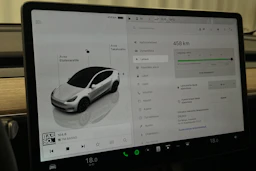 valkoinen Tesla Model Y 2024 kuva 24.