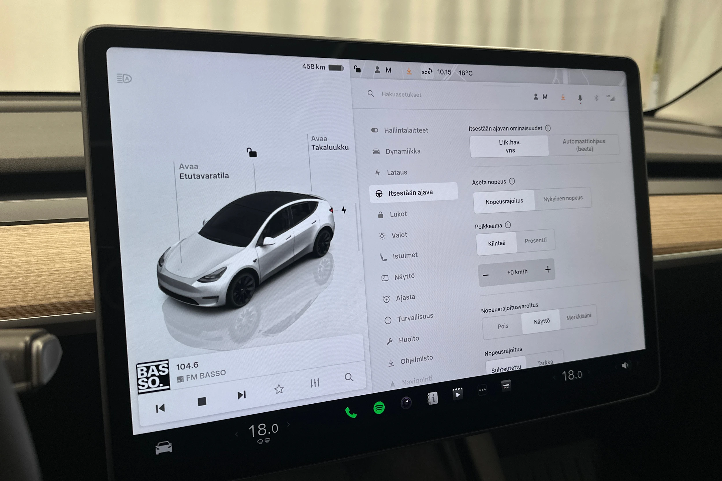 valkoinen Tesla Model Y 2024 kuva 25.