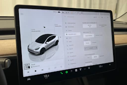 valkoinen Tesla Model Y 2024 kuva 25.