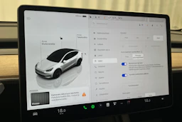 valkoinen Tesla Model Y 2024 kuva 26.