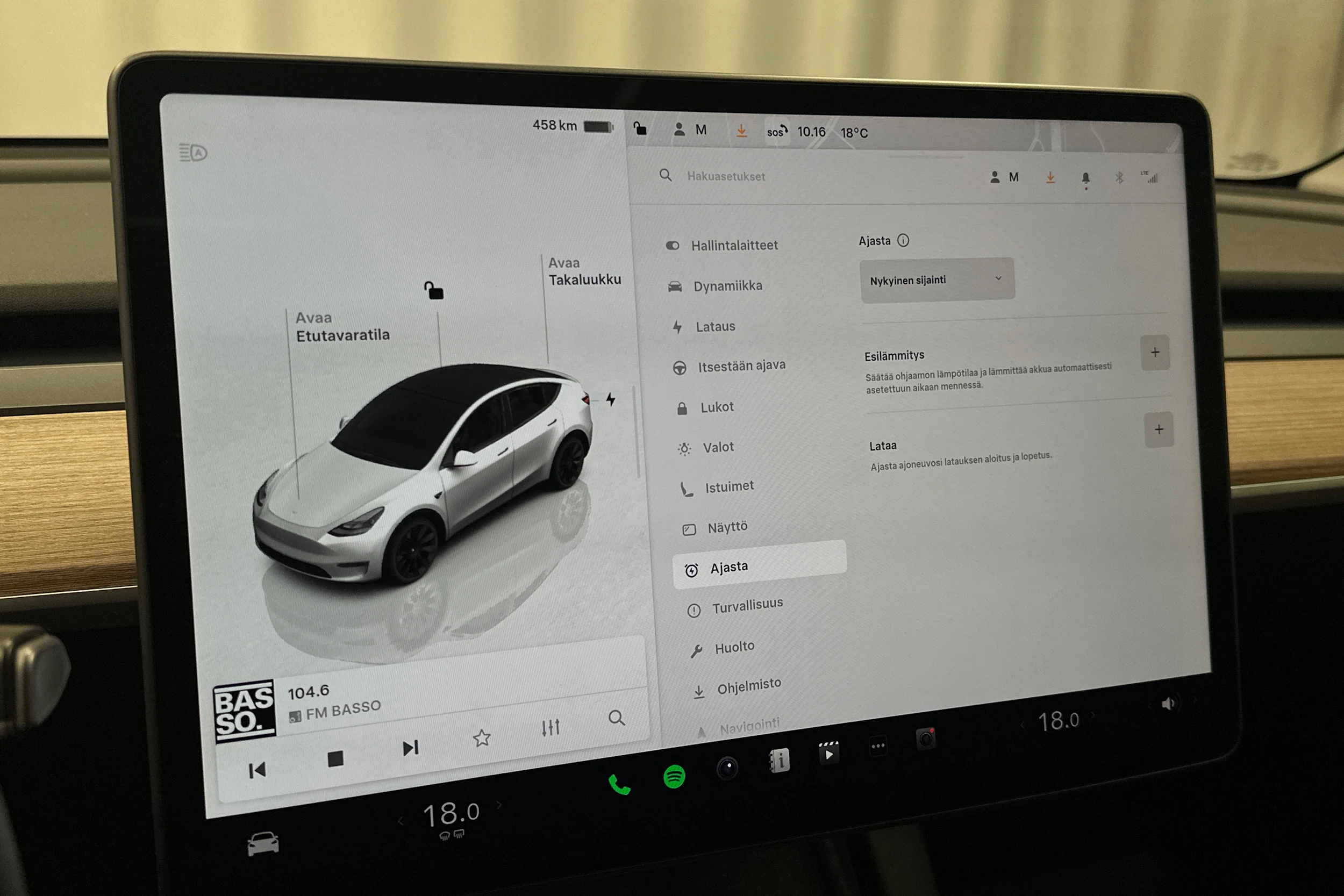 valkoinen Tesla Model Y 2024 kuva 27.