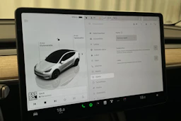 valkoinen Tesla Model Y 2024 kuva 27.