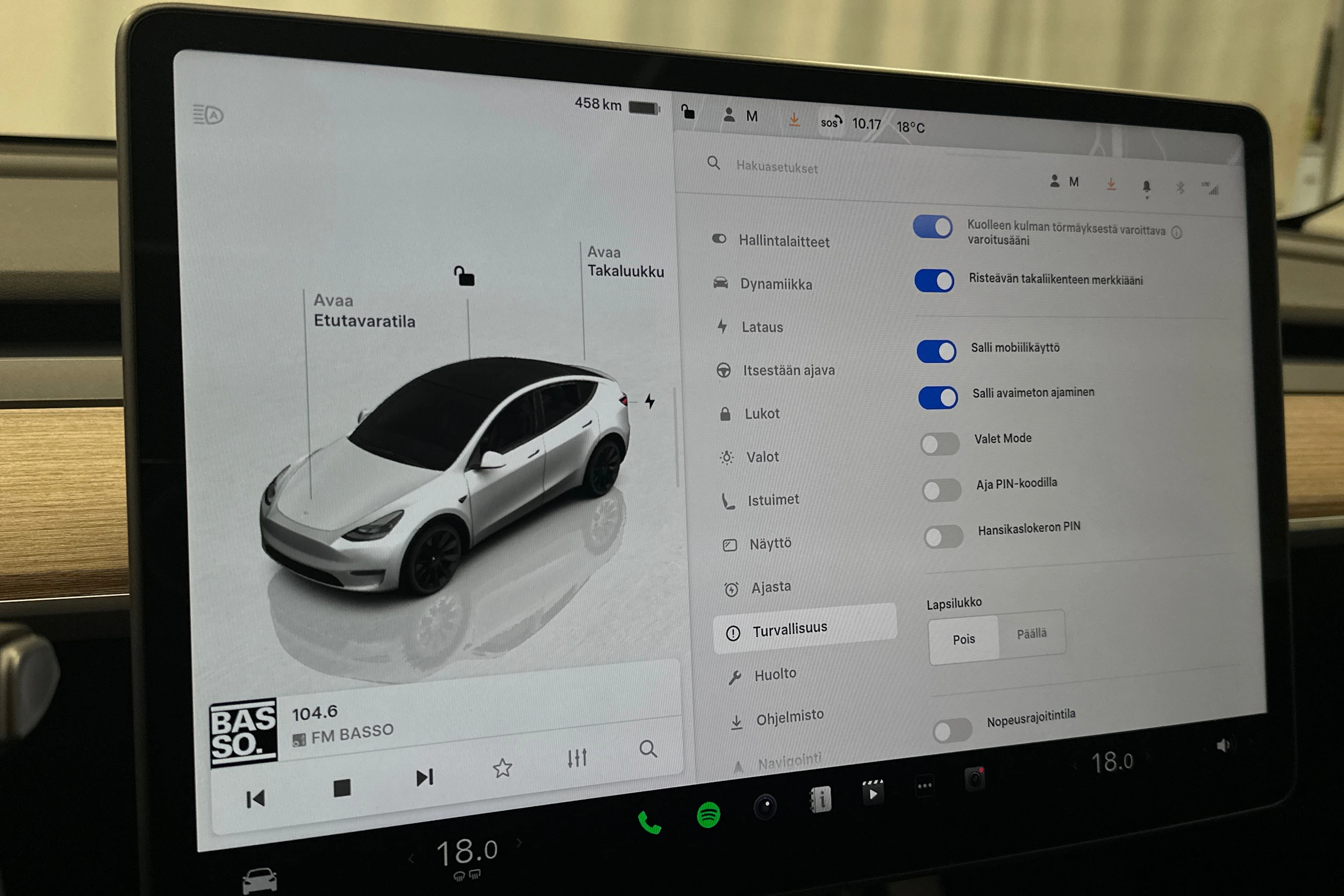 valkoinen Tesla Model Y 2024 kuva 28.